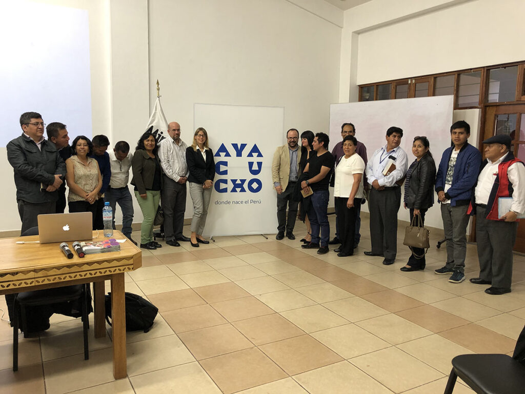 Foto de grupo de asistentes en una sala de congreso, entre ellos está Juan Pastor Bustamante, durante una sesión de consultoría.