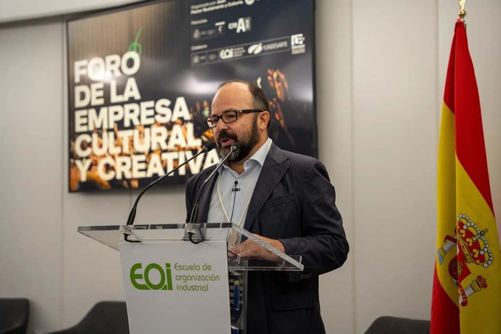 Juan Pastor Bustamante en atril con micrófonos durante una ponencia sobre innovación y emprendimiento.